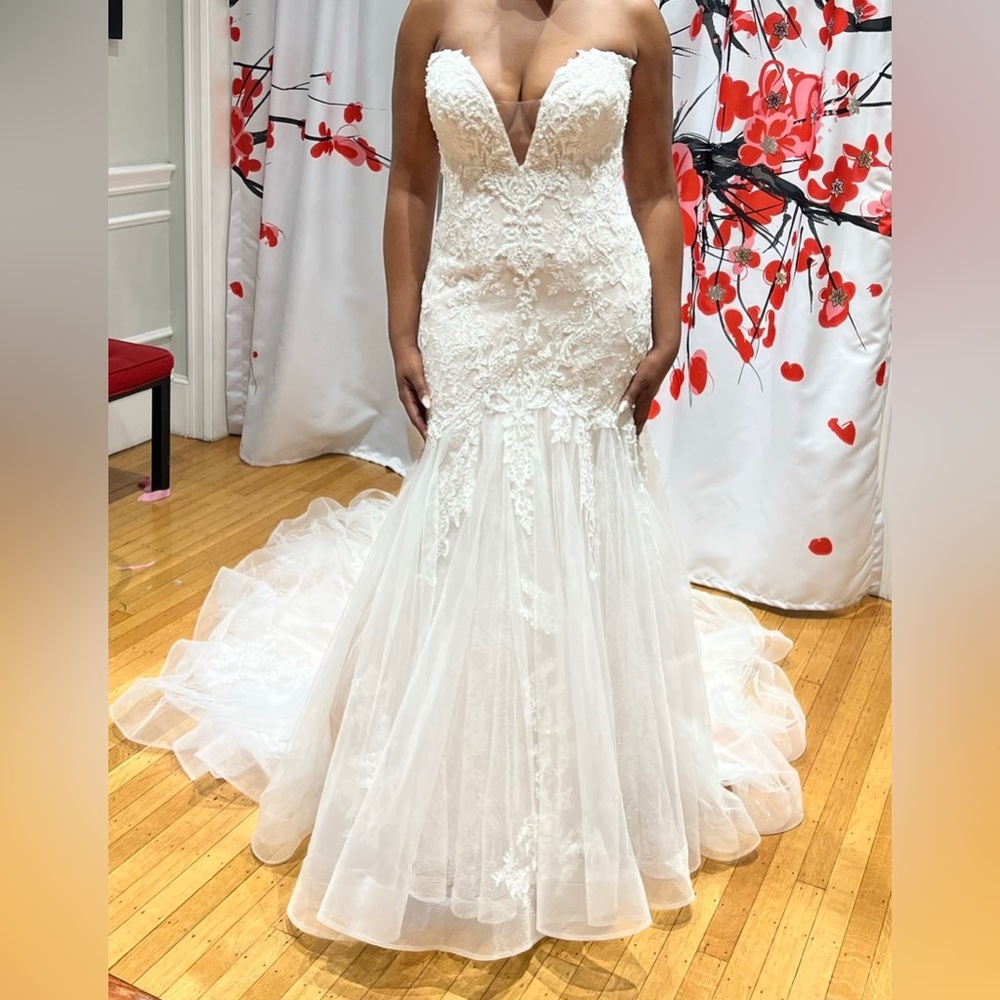Maggie Sottero Ivory Lace Mermaid Wedding Dress